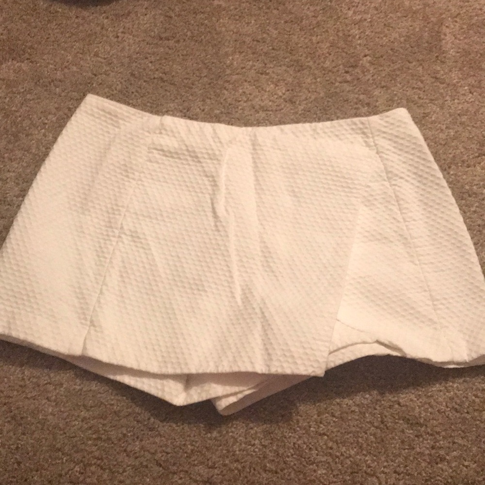 Iilly Pulitzer white textured skort